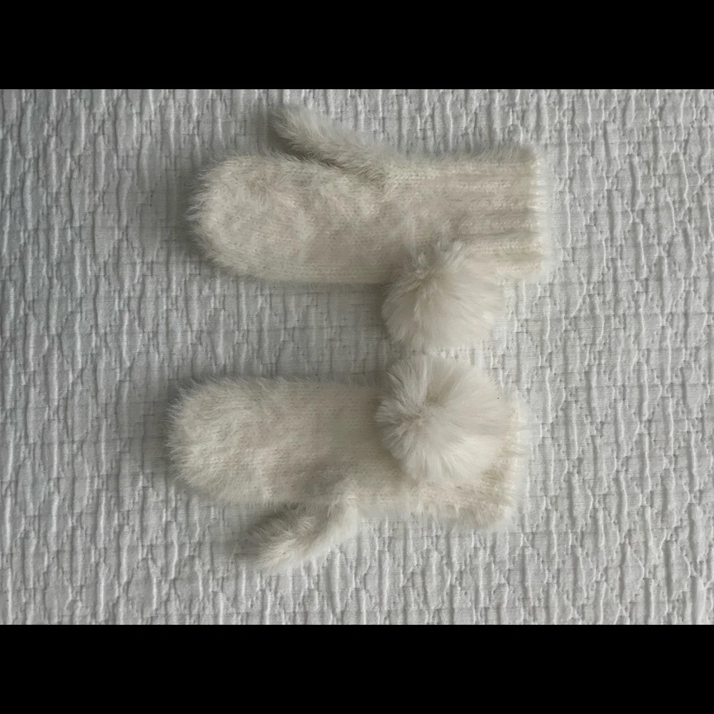 Woman’s White Gloves Mittens Fluffy Warm Comfy Great Looking Gently Worn